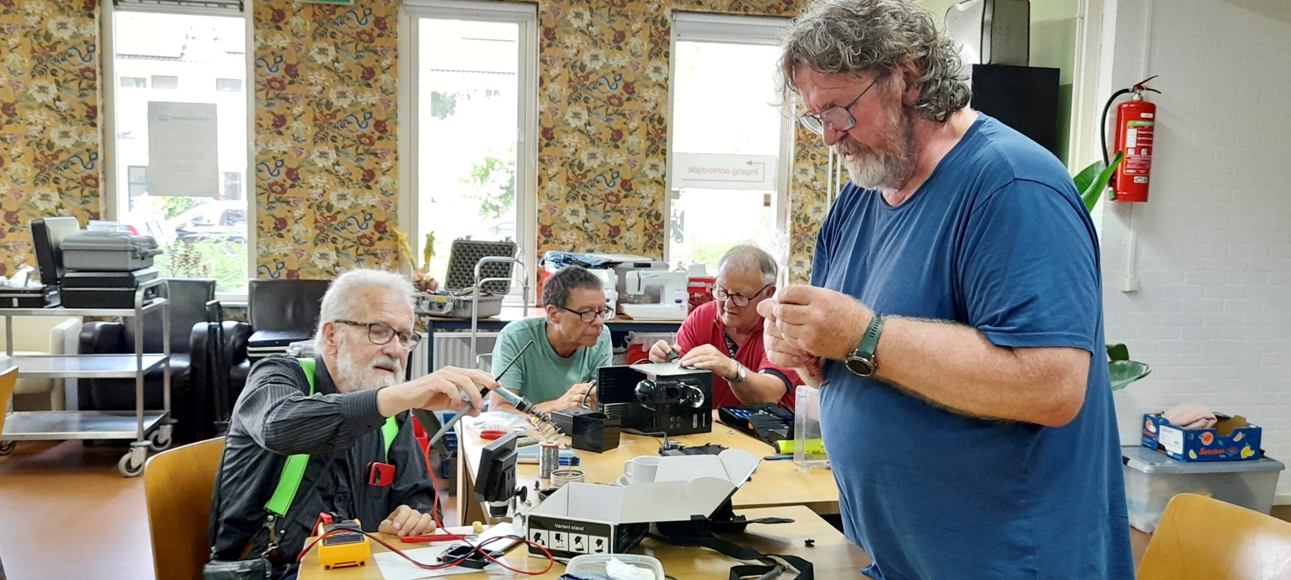 ‘In het Repair Café krijgen kapotte apparaten een tweede leven’